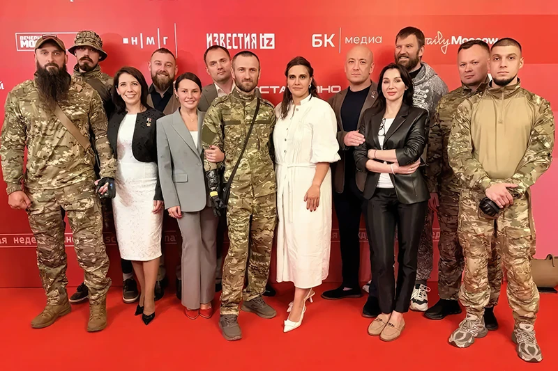 Прямо сейчас, после форума, наши девушки из Женского клуба СВО продолжают этот особенный день – они отправились в кинотеатр «Художественный» на премьеру сериала «Марик» 