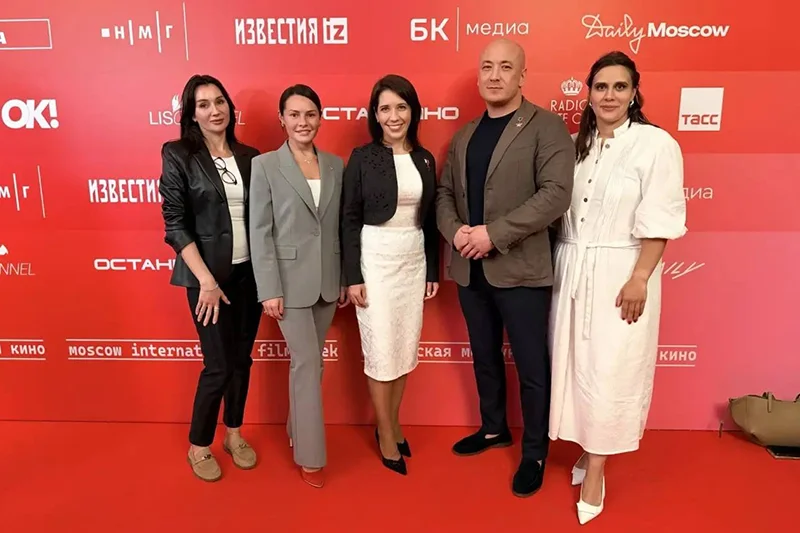 Прямо сейчас, после форума, наши девушки из Женского клуба СВО продолжают этот особенный день – они отправились в кинотеатр «Художественный» на премьеру сериала «Марик» 
